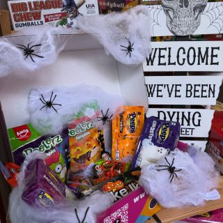 Halloween 🎃 Box 🗃️ už hodně z Vás má doma, ale máš ještě šanci ulovit pár krabic na eshopu nebo prodejně 👍🏻. #candybull...
